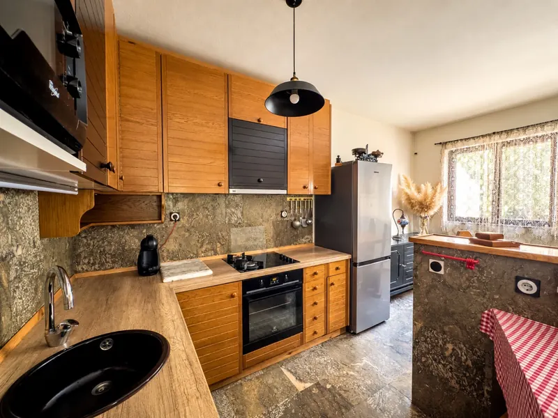 Fully equipped kitchen and appliances