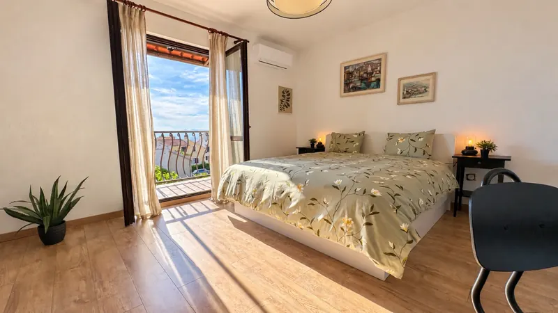 Bedroom 3 with balcony doors